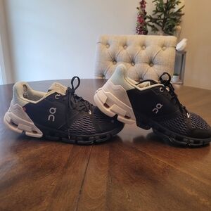 On cloud cloudtech, women's shoe Size 6 . Some wear on heels and rt shoe